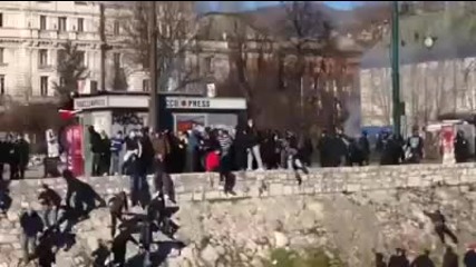 Полицаите в Сараево бутат демонстрантите в реката
