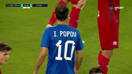 Удар на Ивелин Попов срещна горната греда