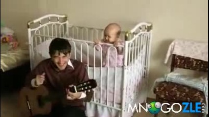 Бебе се раздава на песните на баща си