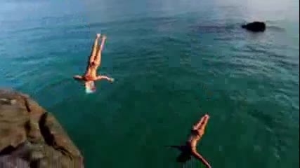 Лятно забавление Страхотни скокове във вода от скала
