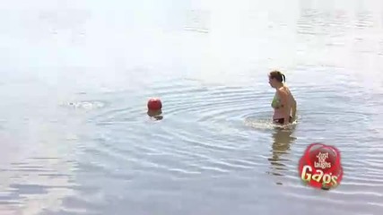 Смях ! Страшен крокодил изкара акъла на хората на плажа ! Скрита камера !