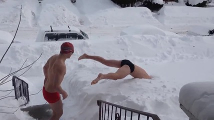 Луди американци показват как се ''плува '' в снега..