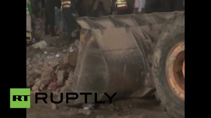 Спасители търсят оцелели под развалините на фабрика в Лахор, Пакистан