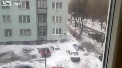 Сняг се изсипва върху леки коли