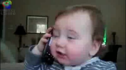 Бебе говори по телефона смях