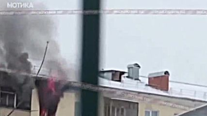 Човек се опитва да се спаси от пожар !