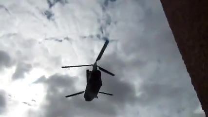 Хеликоптер отнася палатка !