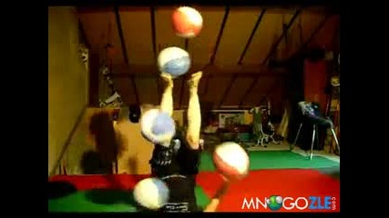 Мацка жонглира с 5 топки