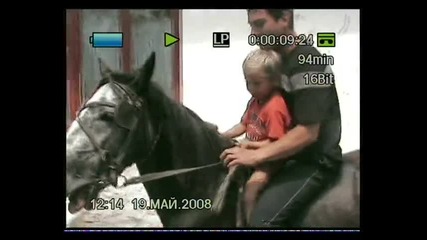 Пешо Алесандров Василев на 4ри години язди кобилата ася