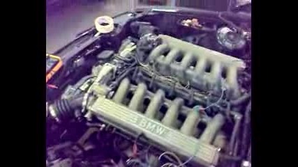 E30 v12 4e start - Gas erop