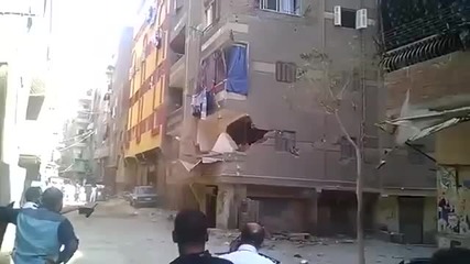 Драматичното рухване на сграда в Египет