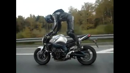 Lud chovek s motor