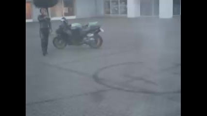 Пич рисува лице с Kawasaki Zx 10r 