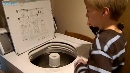 Момче свири на пералня