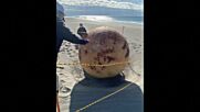 Метална сфера се появи на плаж в Япония