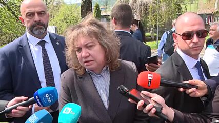 Наталия Киселова поднесе цветя на гроба на Тодор Каблешков
