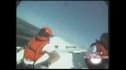 Двама Човека Падат От Моторна Лодка
