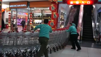 Преместване на колички за пазаруване с помощта на ескалатор!