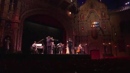 Музиканти свирят "ода на радостта" заедно със своите бебета
