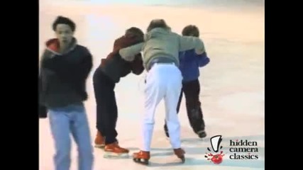 Смях ! На ледената пързалка ! Скрита камера !