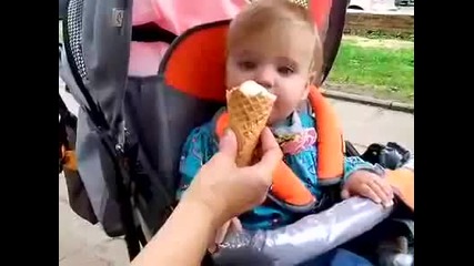 Смях ... Реакцията на бебе което за първи път опитва сладолед !!!
