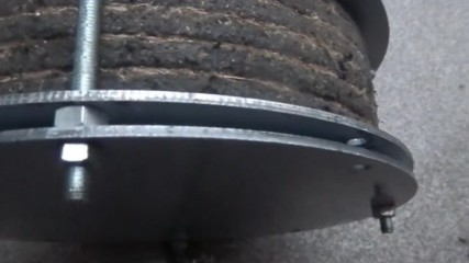 Разглобяем метален цилиндричен кафез около надуваема гума за поддържане на бронировката й