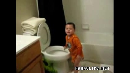 Дете си пъха клавата в тоалетната