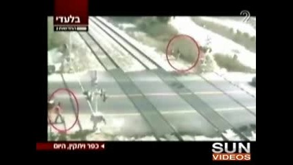 Мъж Се Хвърля Под Влака 