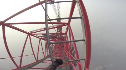Луди руснаци изкачват 650-метрова кула в Шанхай
