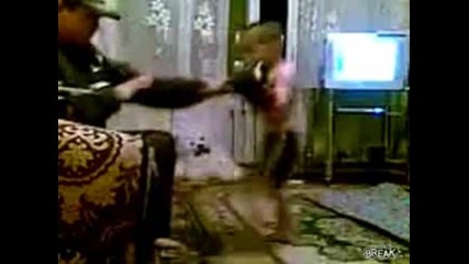 Дете Чудо ! Удря като чук !