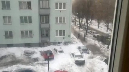 Топящ се сняг смазва коли пред блок