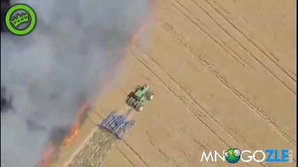 Тракторист се бори за нивата си с огъня