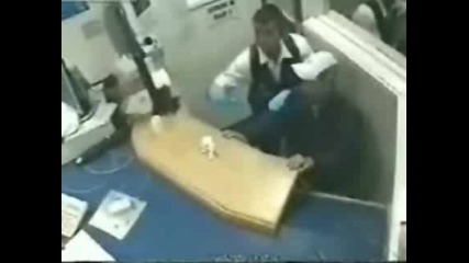Полицай Нападнат С Нож