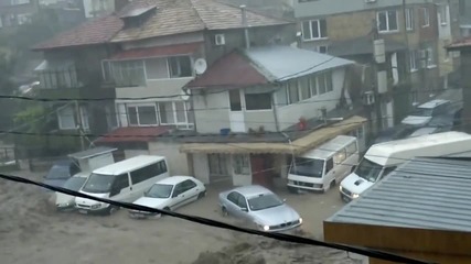 Потопът във Варна отнася кола! Бедствие!