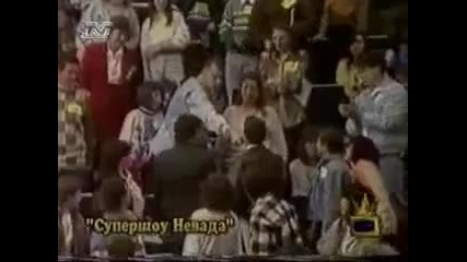 Слави Трифонов пада на сцената в Супершоу Невада 