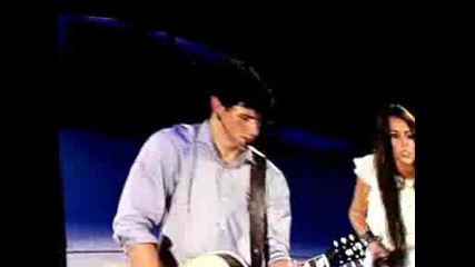 (20.06.09) Nick Jonas & Miley Cyrus - Before the storm (live)