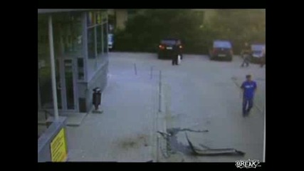 Умна жена унищожава собствената си кола , опитвайки се да я паркира 