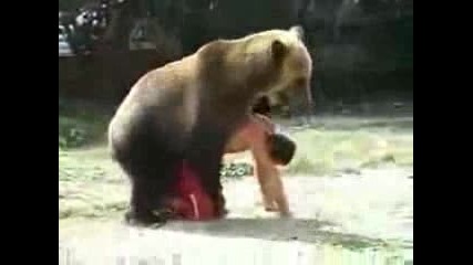 Луд руснак се бори с мечка