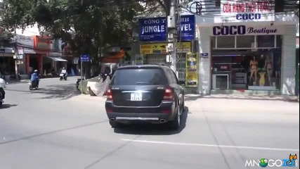 Жена паркира джип в магазин