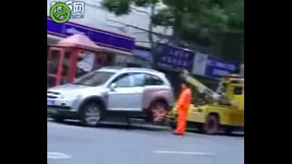 жена потегля закачена за паяк