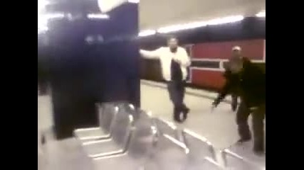 Дебелак се мъчи да прескочи пейките в метрото 