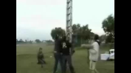 Луди с маси и стълби