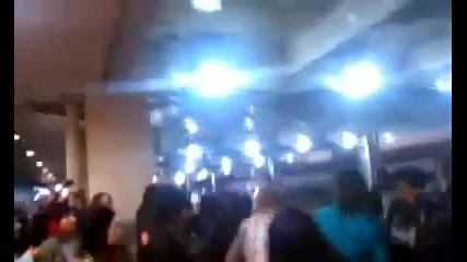 [1/2]the gazette в Мексико - фенки ги посрещат на летището