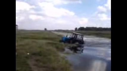 Как мислите, може ли един трактор Беларус да „преплува“ доста дълбок канал! Не е лесно да си луд!