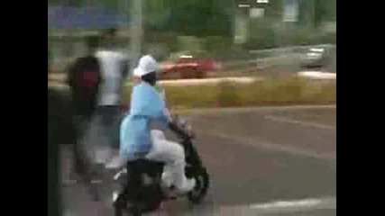 Мотопед срещу стълб