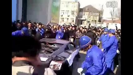 Китаец - който плати на група работници да потрошат ламборгинито му поради дефект в двигателя ! 