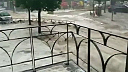 Отнесени коли и наводнени метростанции в Мадрид