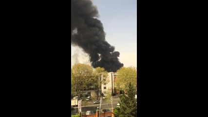 Французите в паника: Гъст черен дим се стеле над Париж