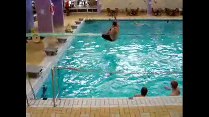 Лошо пребиване при опит за скачане в басейн