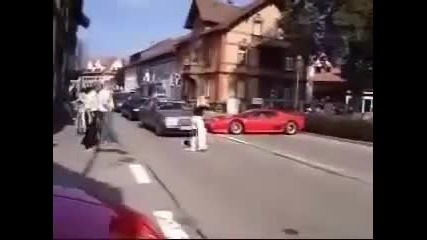 Глупак се блъска още на първия завой 